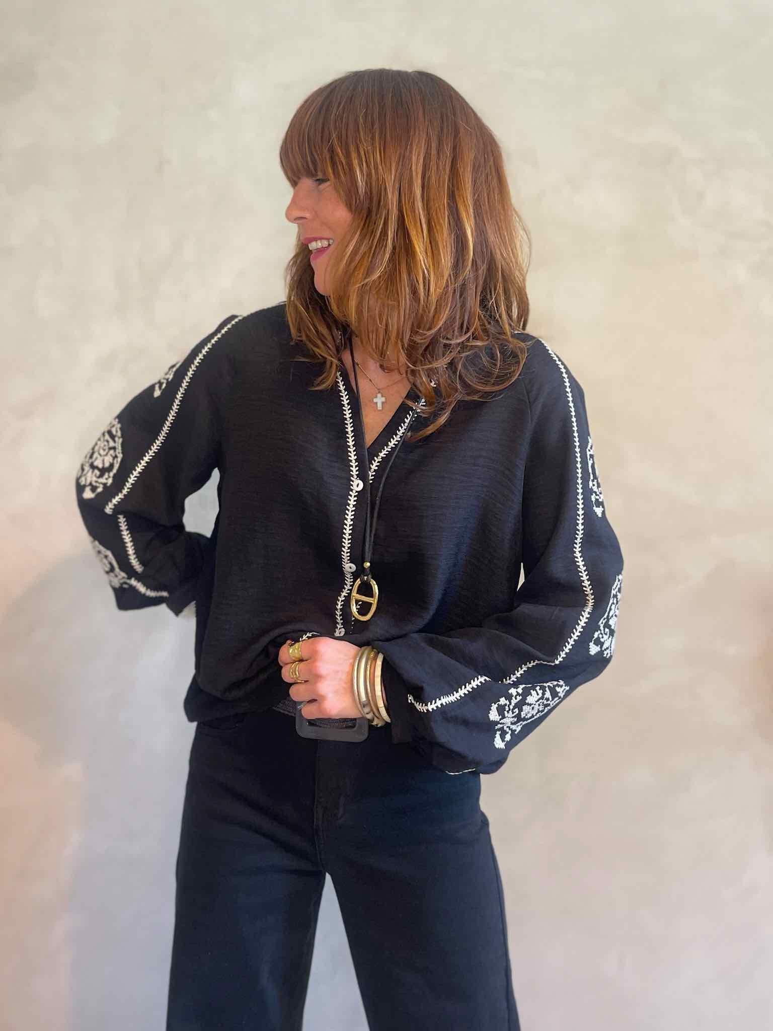 Blouse noire détails broderie