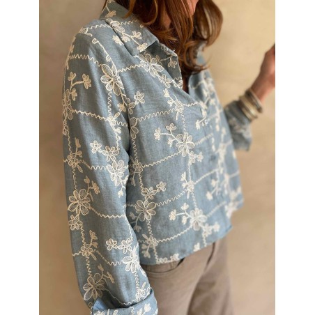 Chemise bleue broderie