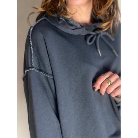 Sweat gris coutures