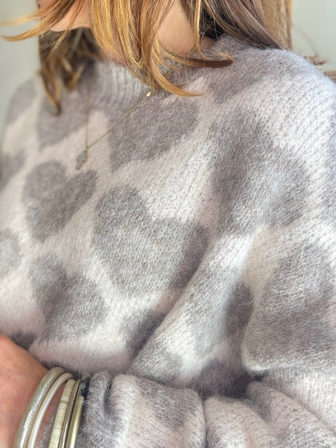 Pull coeurs taupe