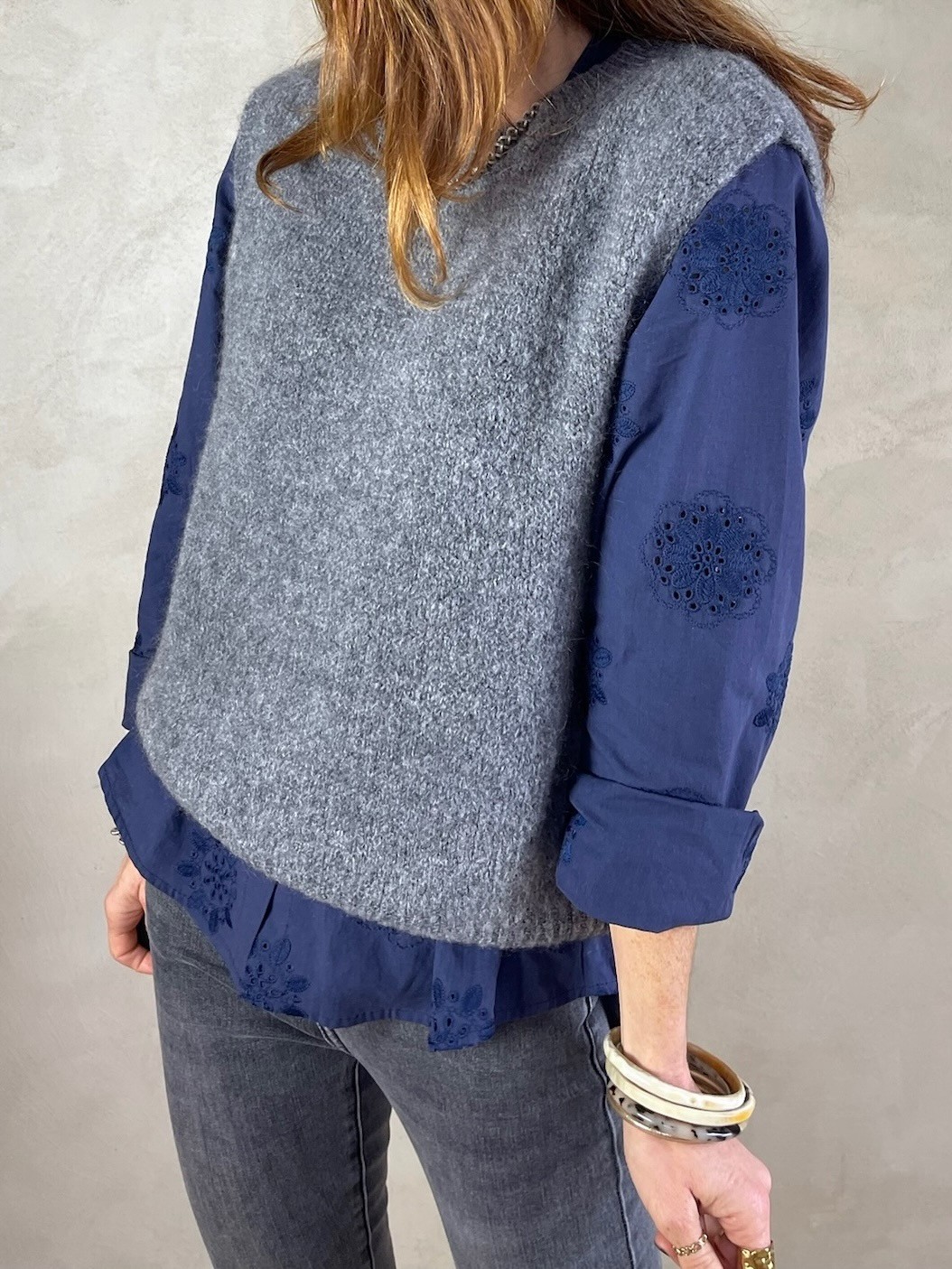 Pull sans manche col rond gris