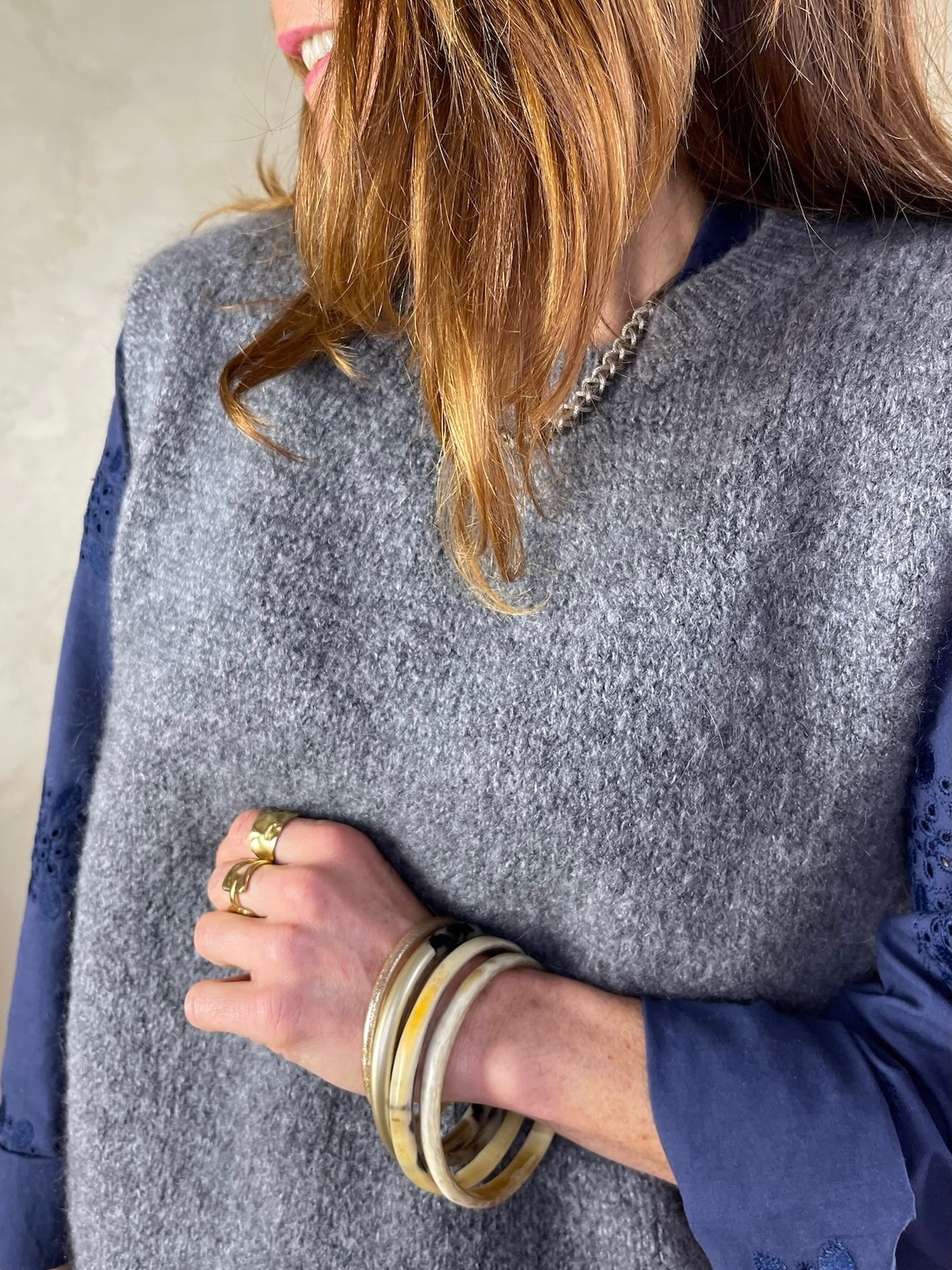 Pull sans manche col rond gris