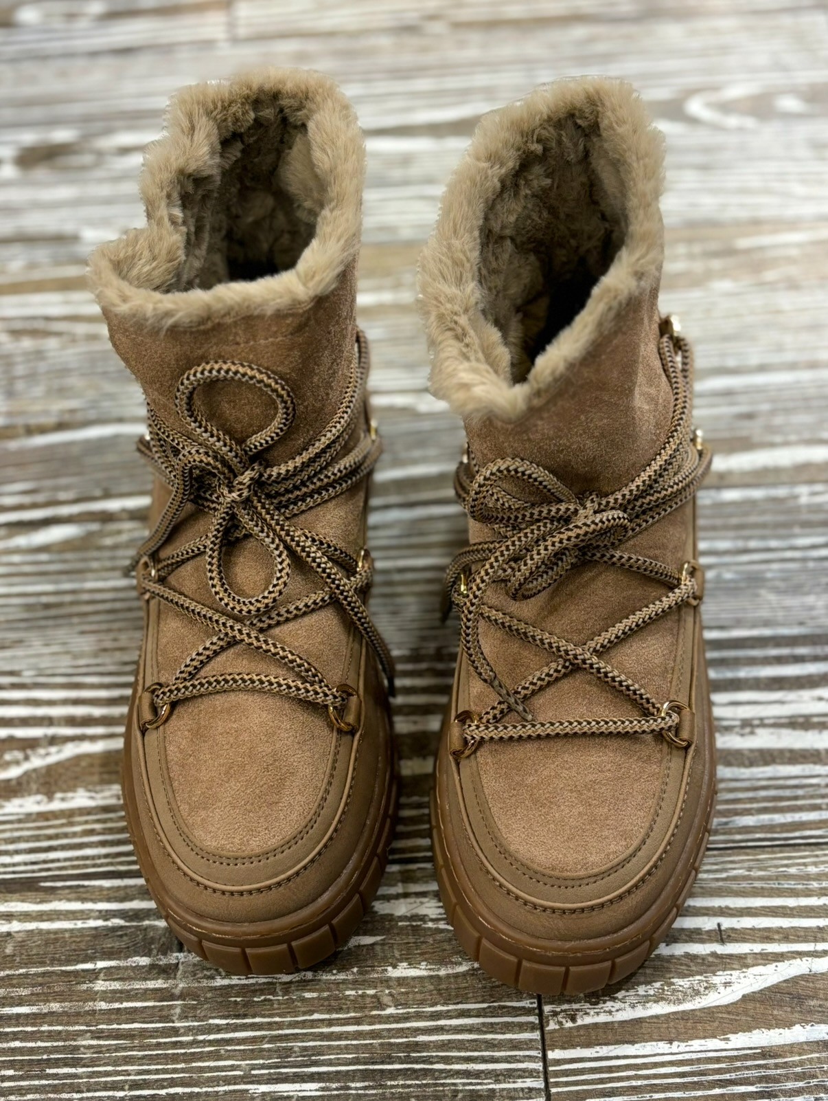 Moon boots camel