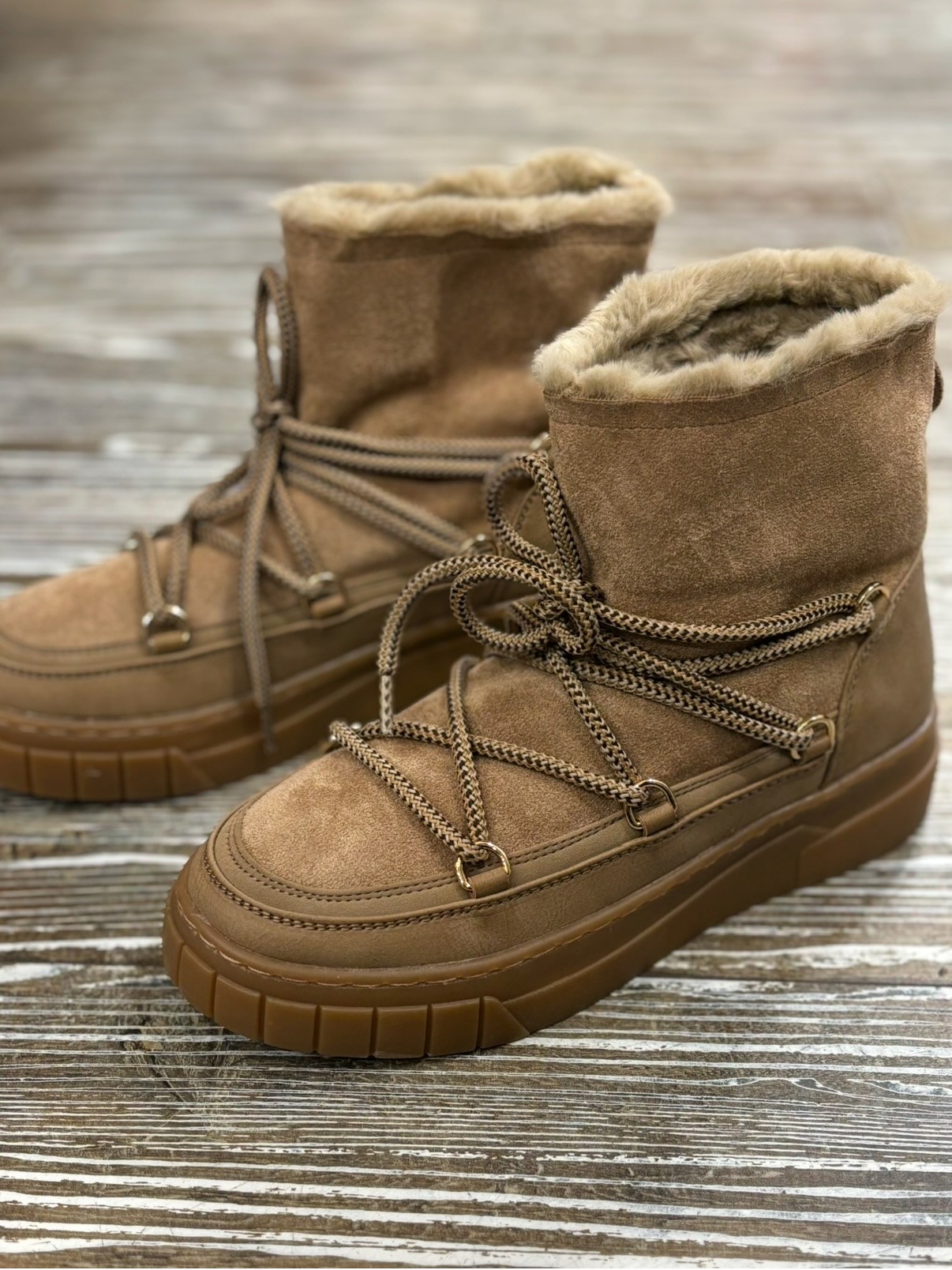 Moon boots camel