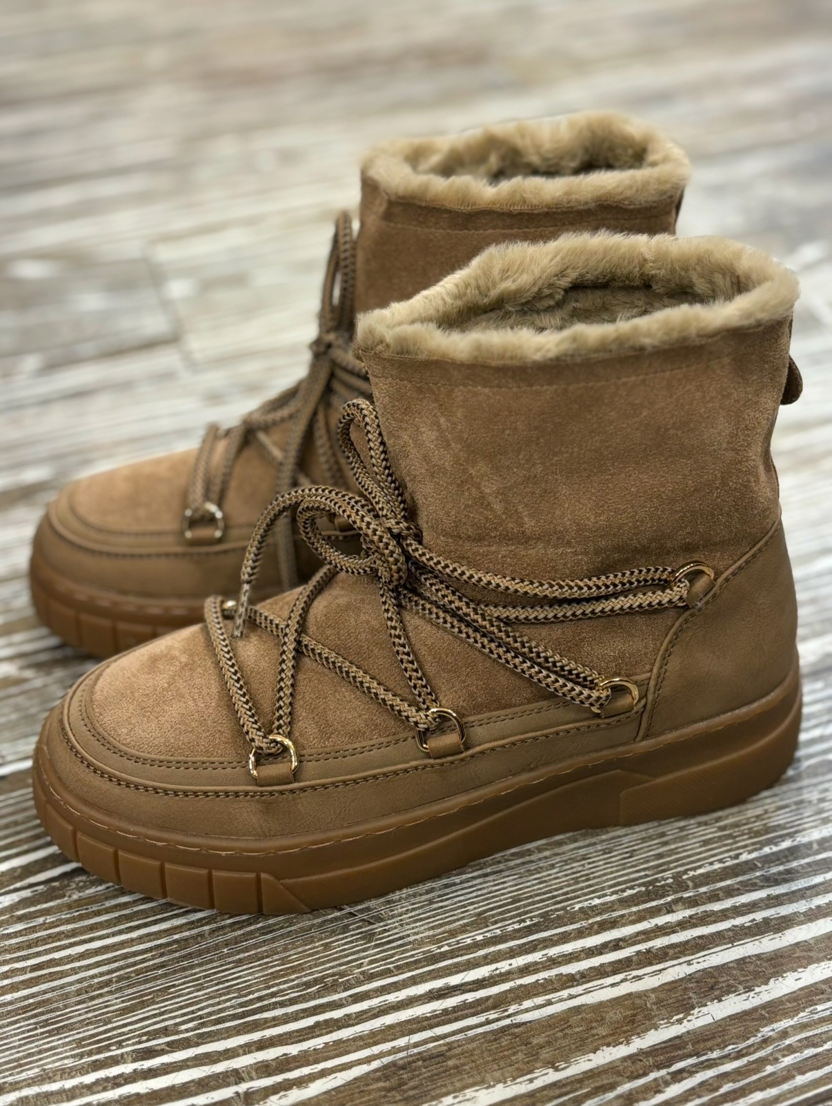 Moon boots camel