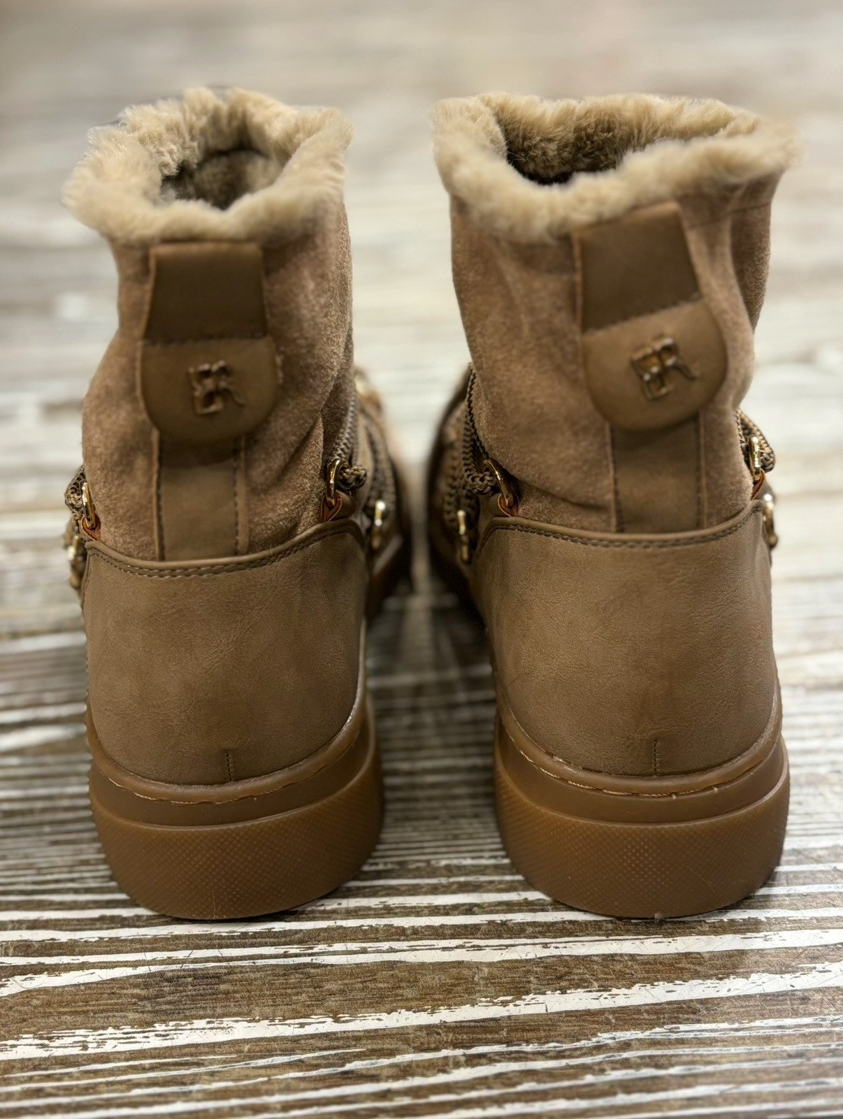 Moon boots camel