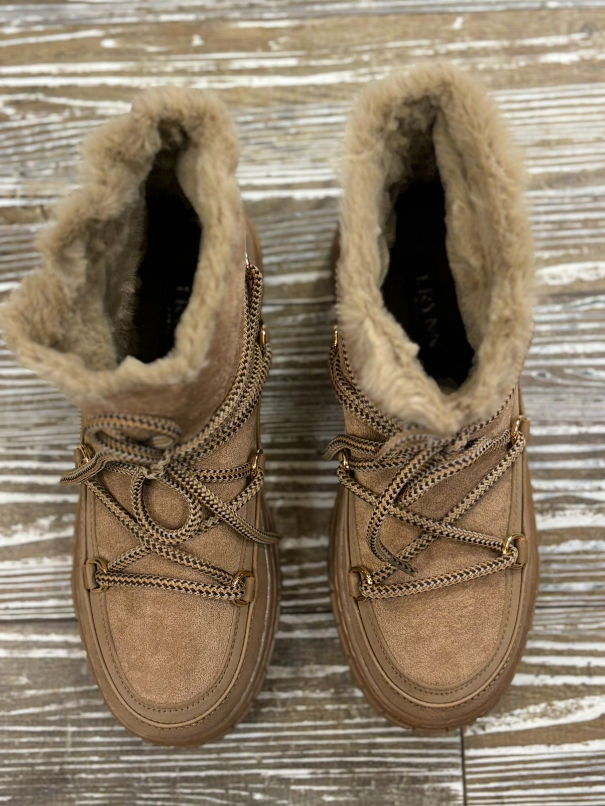 Moon boots camel