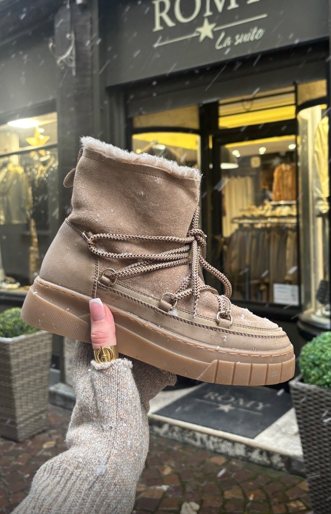 Moon boots camel