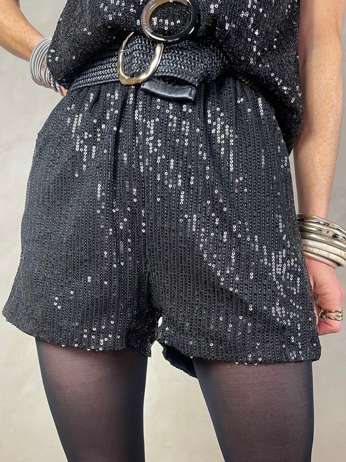 Short sequins noir