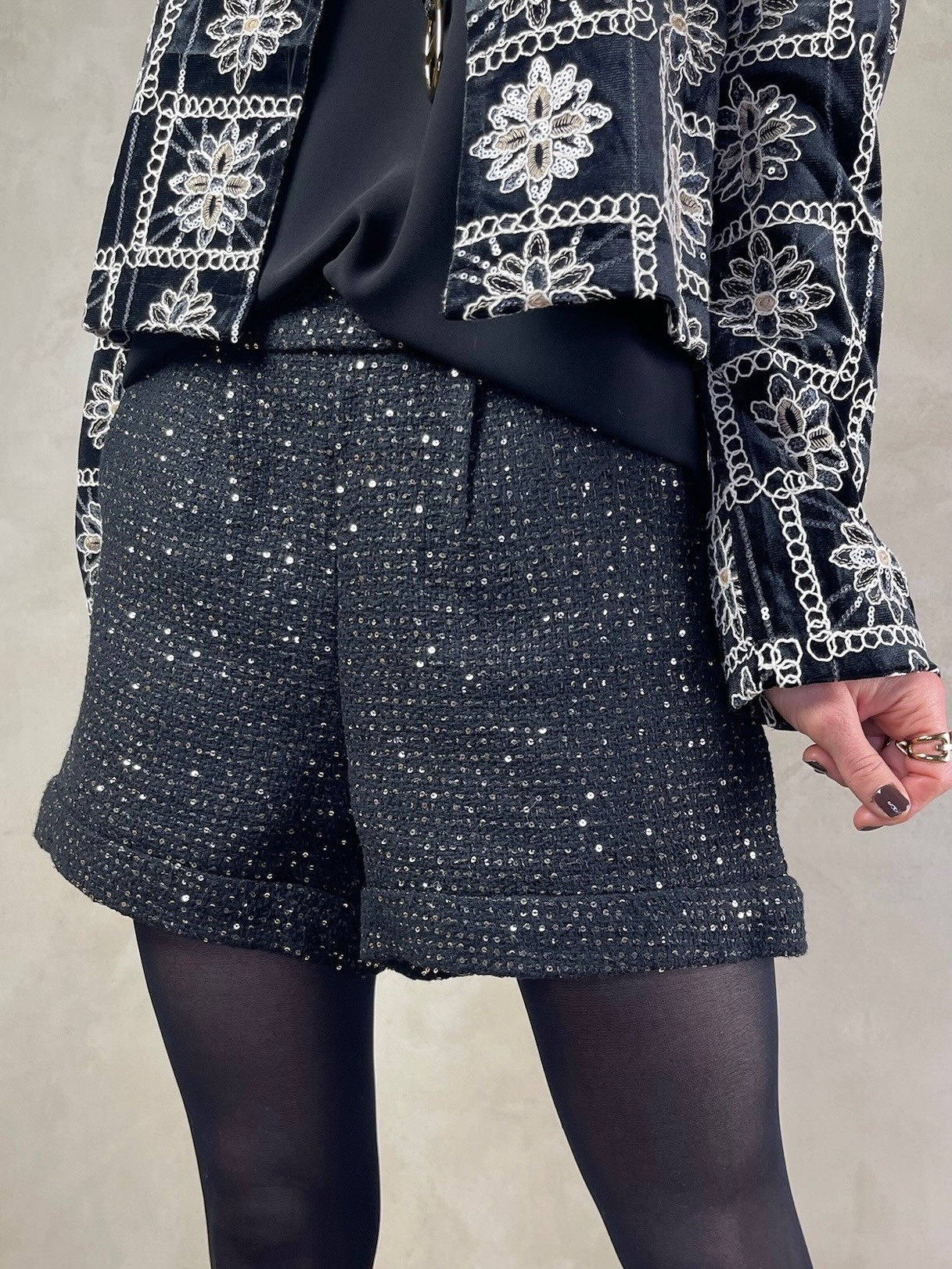 Short sequins noir