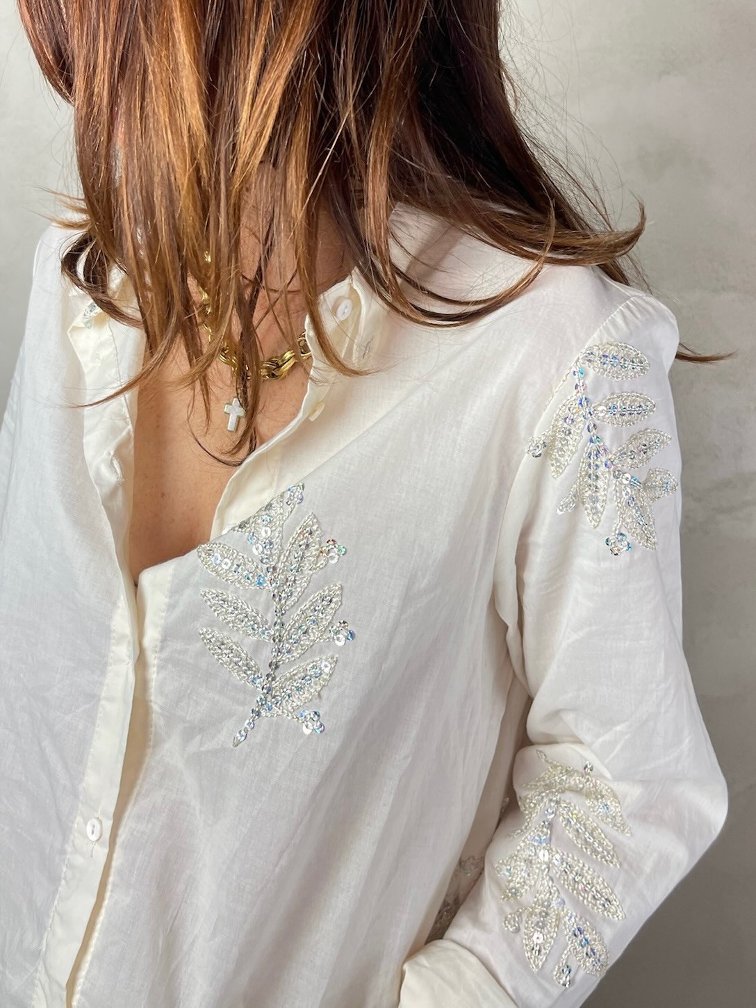 Chemise beige à sequins